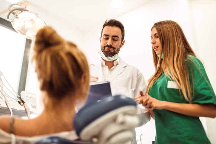 Statut de conjoint salarié : absence de lien de subordination, y compris en société