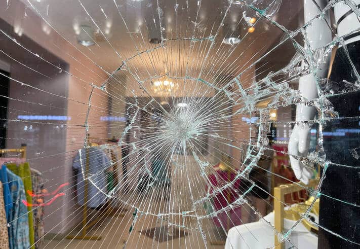 Entreprises touchées par les violences urbaines : activité partielle et report des cotisations sociales